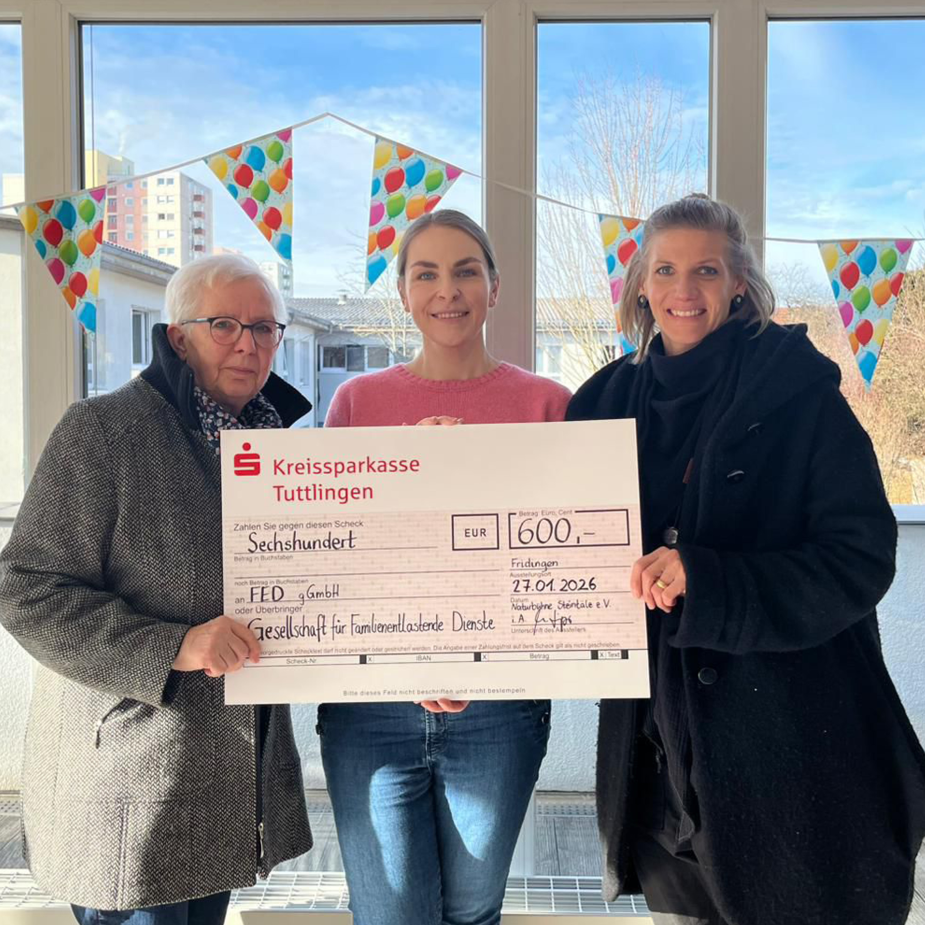 Marita Frey und Laura Feger mit Frau Janzer (Leiterin des FED) bei der Spendenübergabe.